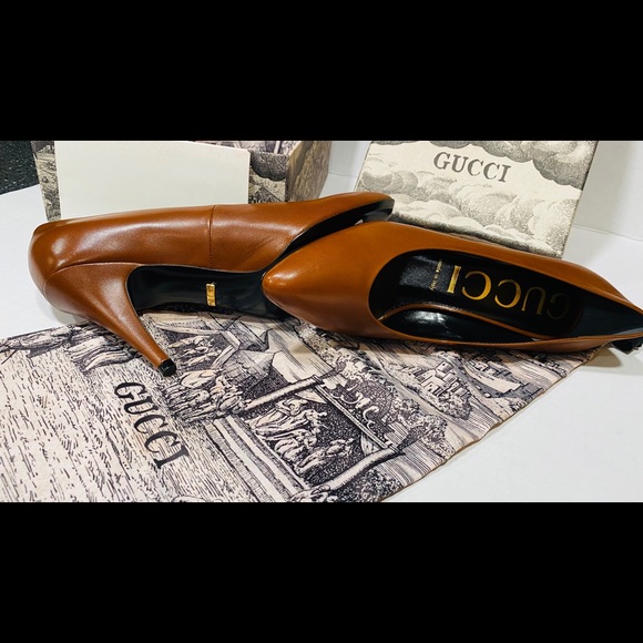 Gucci Bianca Pointed Toe Pumps. - Picture 3 of 16